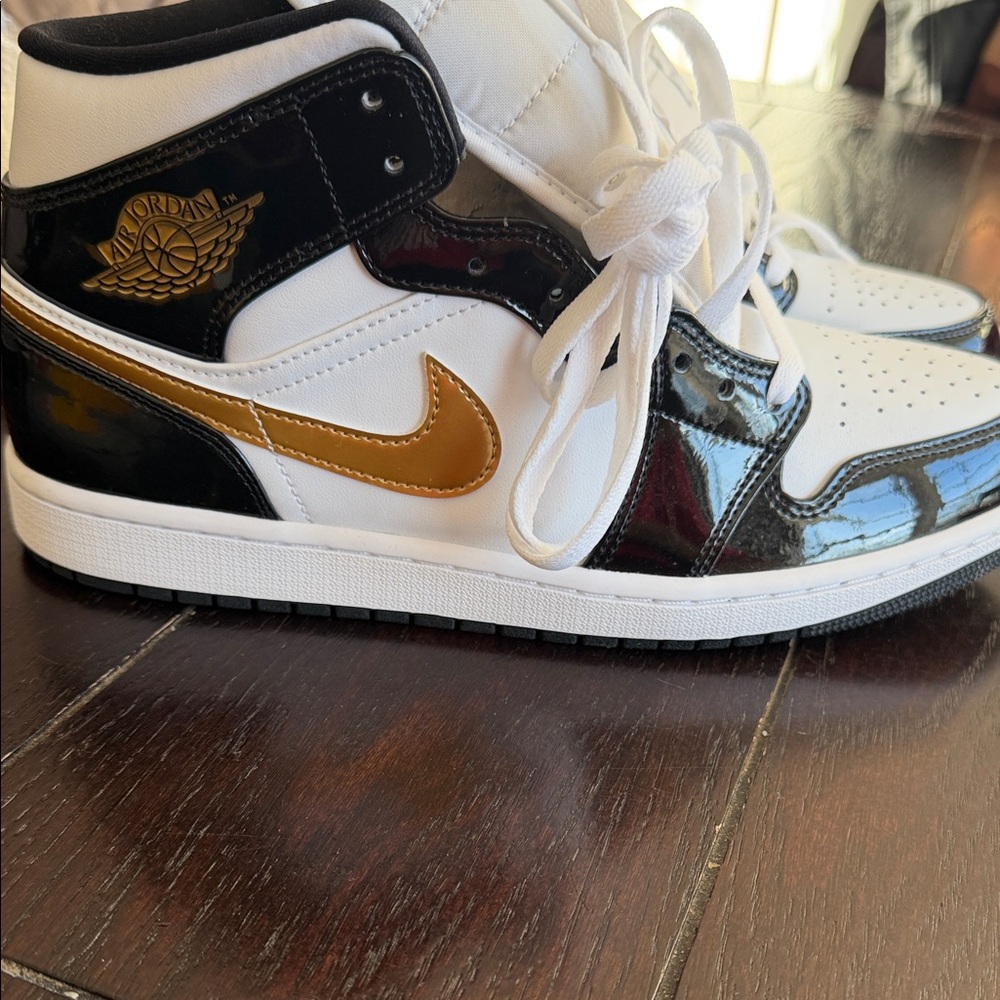 Jordan Athletic Shoes Black White Gold